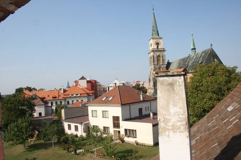 Z ochozů hradeb se návštěvníkům otevře podobný pohled, jako z občas zpřístupněné věže Kaplanky.