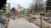 Problémy se stavbou dvou kruhových objezdů u nemocnice v Nymburce neberou konce.