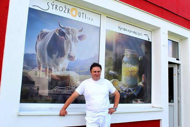 Obchod Sýrožrouti, který otevřel Ivo Nazarevič, najdou zájemci na nymburském sídlišti.