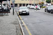 Škoda Octavia špatně parkující na náměstí.