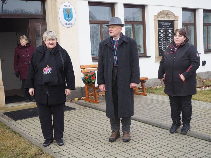 Zastávka vojenského konvoje v Senicích. Akce se konala při příležitosti 80. výročí seskoku parašutistů ze skupiny Silver A.