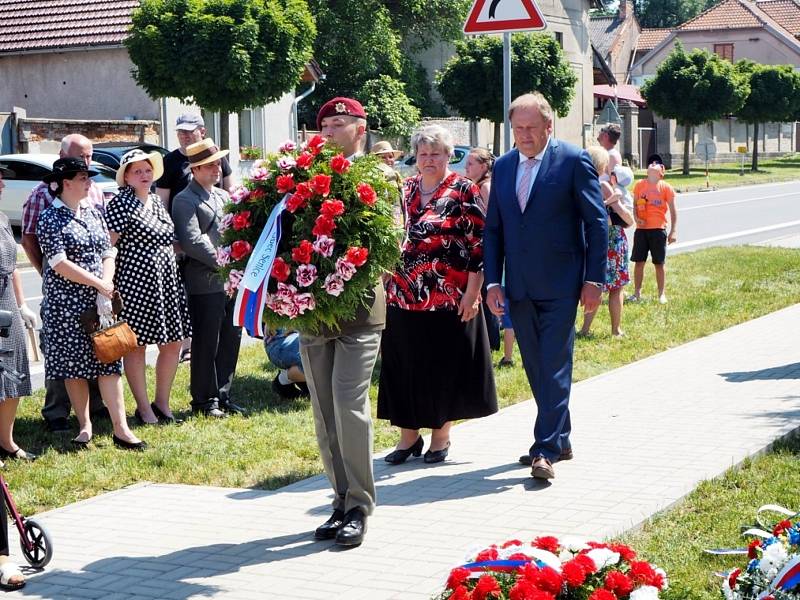 Z pietního aktu, který se uskutečnil v Senicích.