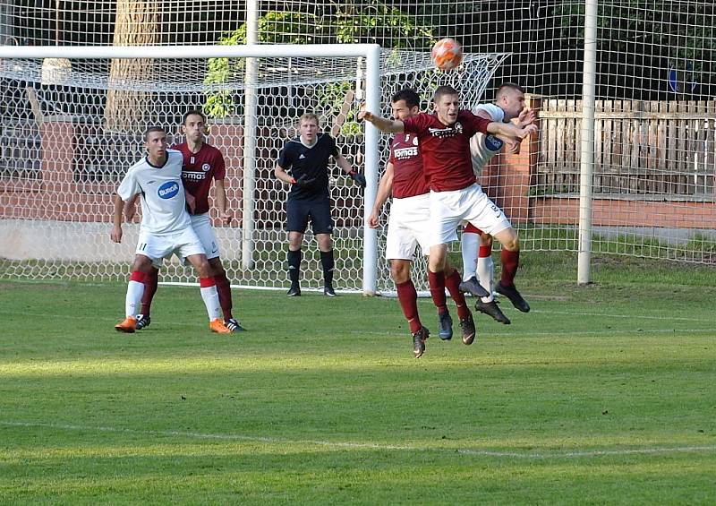 Z fotbalového utkání krajského přeboru Bohemia Poděbrady - Tuchlovice (0:0, na penalty 4:2)