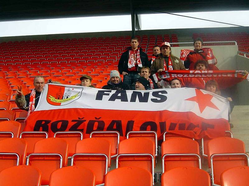 Příznivci pražské Slavie z Rožďalovic měli možnost prohlédnout si zatím nedokončený stadion v Edenu