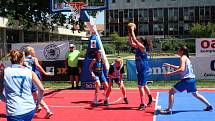 Mezinárodní turnaj v basketu tři na tři se hrál na poděbradské kolonádě.