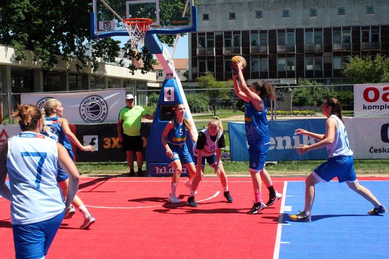 Mezinárodní turnaj v basketu tři na tři se hrál na poděbradské kolonádě.