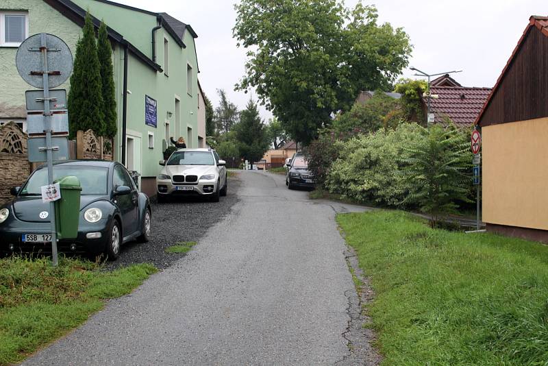 Drahelickou ulice Na Tržišti a park vedle zadního vchodu u hřbitova oživí výsadba listnatých stromů ještě letos.