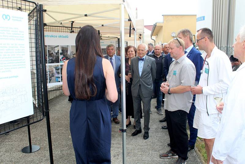 Oslavy 140 let existence nymburské nemocnice vypukly ve čtvrtek dvě hodiny po poledni přímo v nemocničním areálu.