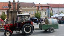 Kolona troubících traktorů jela po hlavních tepnách Poděbrad. Maturanti slavili poslední zvonění.