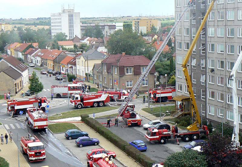 Na likvidaci požáru se podílelo několik hasičských jednotek.