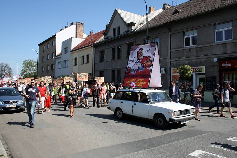 Protesty v Nymburce při jednání sjezdu komunistů a maškarní průvod.