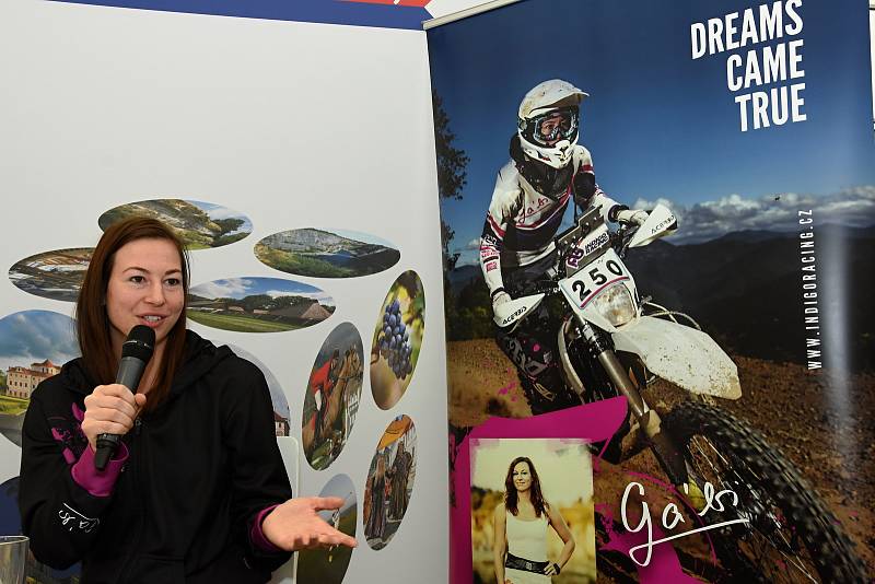 Středočeský kraj se prezentoval na veletrhu cestovního ruchu na Výstavišti v Pražských Holešovicích.  Mezi pozvanými hosty na krajském stánku nechyběla motocyklistka Gabriela Novotná známá účastí v Rallye Dakar.