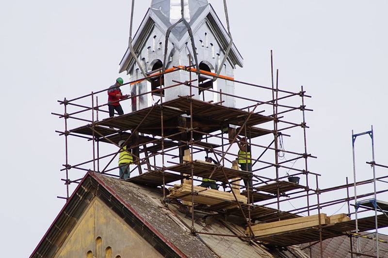 Instalace opravené věžičky na kostel sv. Václava ve Velelibech.