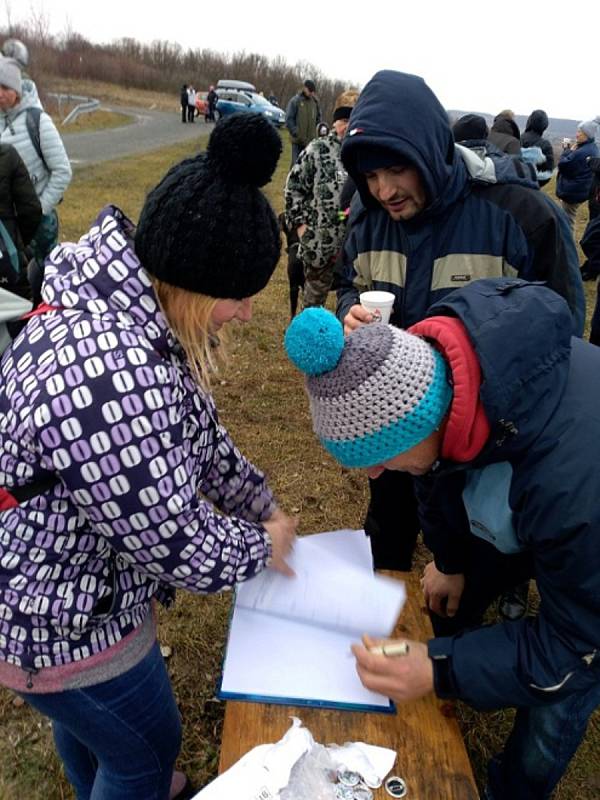 Lidé z Dobšic a okolí znovu vystoupali na Holý vrch.