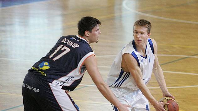Z basketbalového utkání Mattoni NBL Poděbrady - Děčín (61:80)