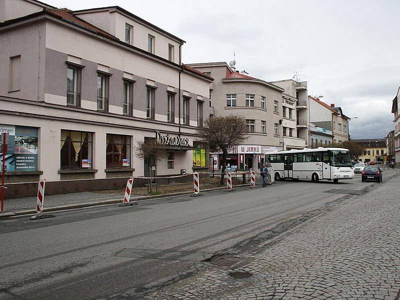 Na Riegrově náměstí se přesune zastávka a spojí se cyklostezky. 