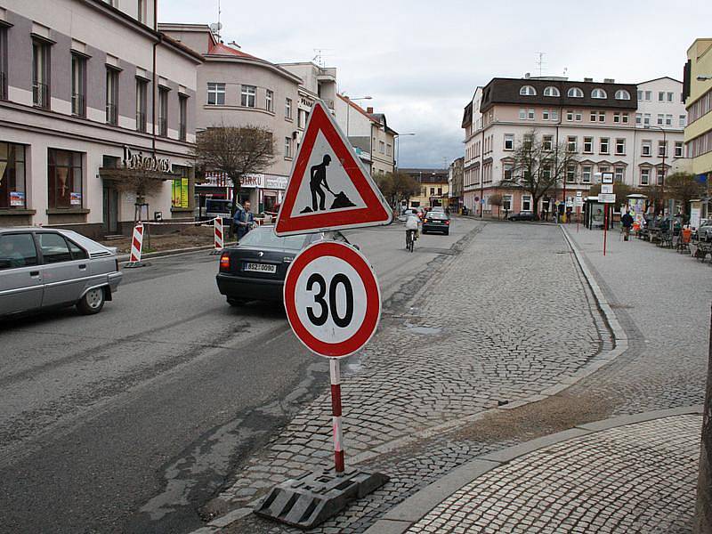 Na Riegrově náměstí se přesune zastávka a spojí se cyklostezky. 