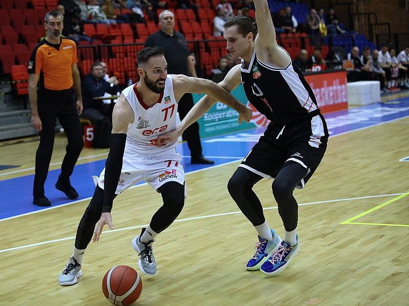 Z basketbalového utkání nadstavbové části Kooperativa NBL Nymburk - Hradec Králové (110:83)