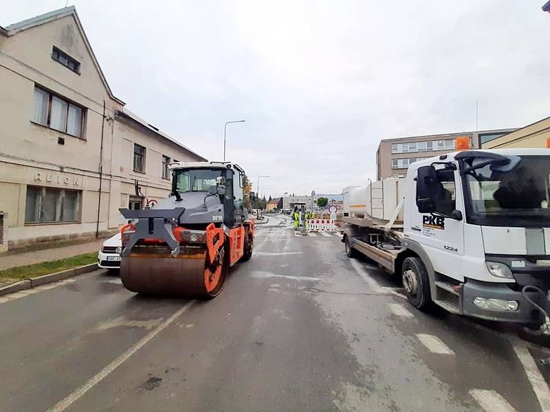 Ve čtvrtek byl položen betonový povrch, od pátečního rána už jsou jednotlivé části křižovatky s přilehlými úseky pokrývány vrstvou asfaltu.