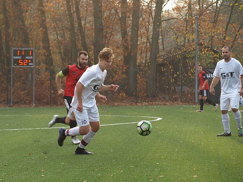 Fotbalisté rezervy poděbradské Bohemie (v bílém) hráli na svém hřišti nerozhodně 2:2 s týmem Kostomlat.