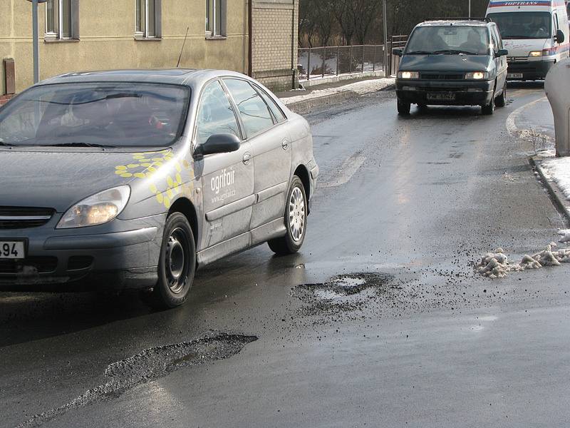 Výtluky, na které si stěžovali řidiči, už silničáři opravili