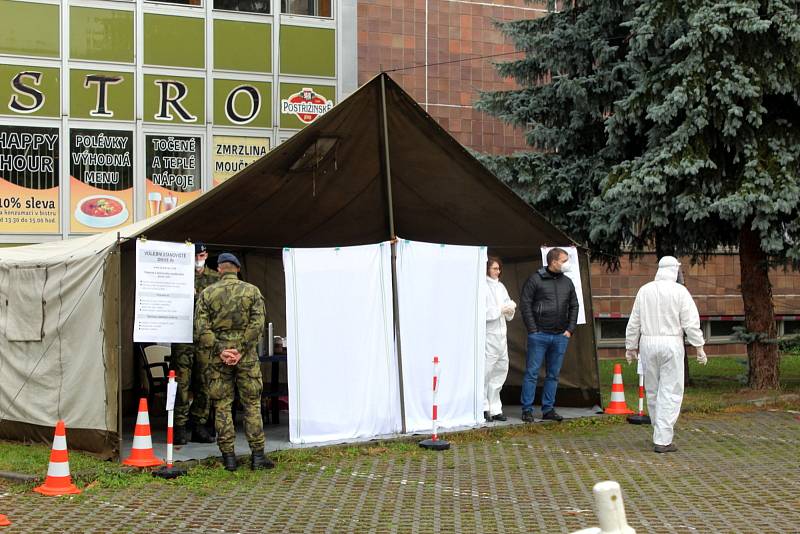 V Nymburce dorazila na parkoviště k Obecnímu domu do půl dvanácté pouze dvě auta.