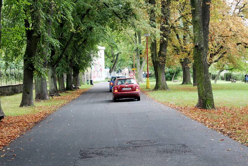 Řidiči dostali výjimku a mohou jezdit ulicí Paroubkova kolem Bílé Růže dolů k parkovišti u pivovaru a pokračovat dále ulicí Labské nábřeží, která je za normálních okolností určena pouze pro cyklisty a chodce.