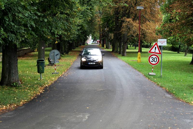 Řidiči dostali výjimku a mohou jezdit ulicí Paroubkova kolem Bílé Růže dolů k parkovišti u pivovaru a pokračovat dále ulicí Labské nábřeží, která je za normálních okolností určena pouze pro cyklisty a chodce.