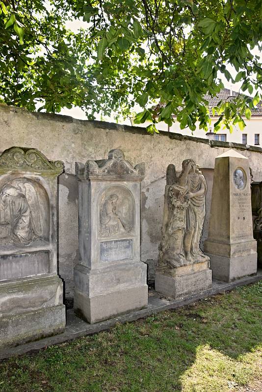 Sochař a restaurátor Jan Vích opravuje sochy ze hřbitova u kostela sv. Jiří.