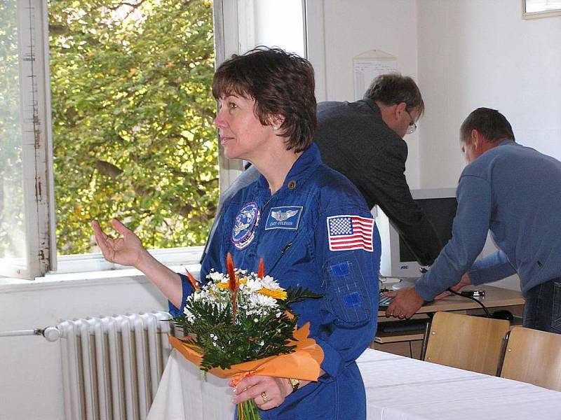 Americká astronautka s manželem strávili jeden den v Poděbradech.