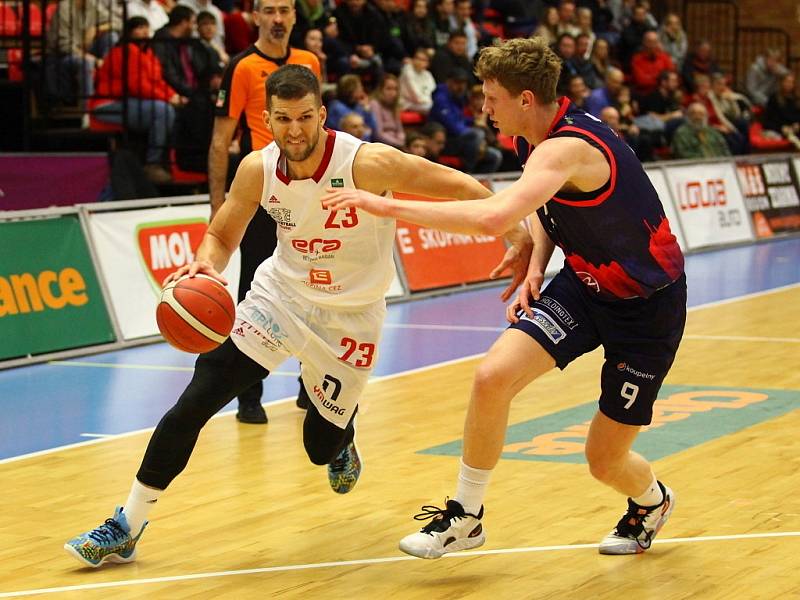 Z basketbalového utkání Kooperativa NBL Nymburk - Brno (79:83)