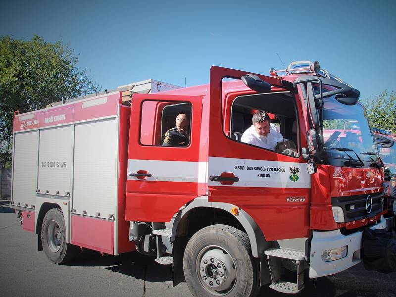 Na stanici v Říčanech byly slavnostně předány devíti středočeským jednotkám sboru dobrovolných hasičů obcí cisternové automobilové stříkačky.