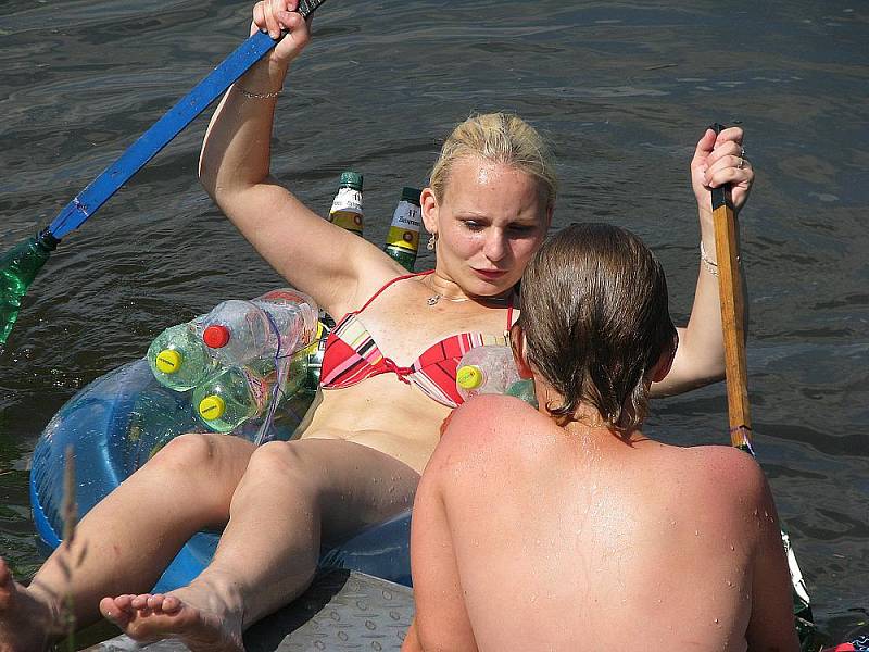 V Lysé nad Labem v sobotu oslavili Labe srandamačem dračích lodí, neobvyklými koupacími kostýmy a jedním netradičním plavidlem.