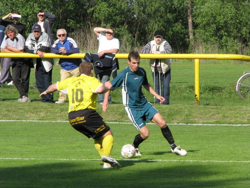 Z fotbalového utkání krajského přeboru Litol - Beroun 1:2.