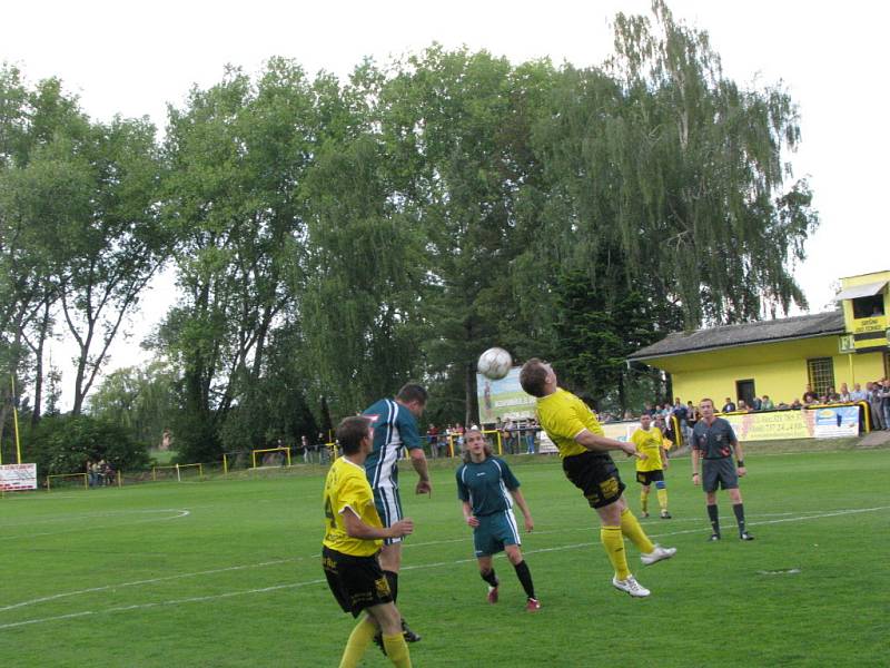 Z fotbalového utkání krajského přeboru Litol - Beroun 1:2.