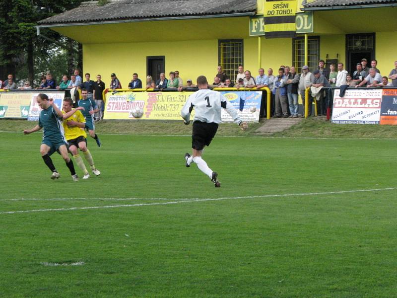 Z fotbalového utkání krajského přeboru Litol - Beroun 1:2.