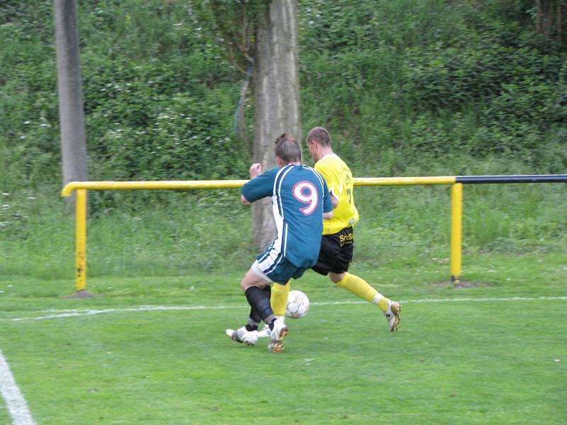 Z fotbalového utkání krajského přeboru Litol - Beroun 1:2.