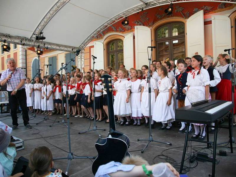 Mělnický Dětský folklorní soubor Jarošáček zakončil sezonu velkým vystoupením v Drážďanech.