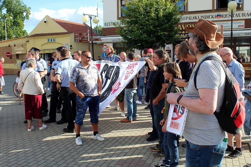 Zastávka Andreje Babiše v pondělí večer na poděbradském náměstí se nesla ve znamení hlučných a bouřlivých protestů. Přibližně padesát odpůrců bývalého premiéra dorazilo s  nesouhlasnými transparenty, megafony a píšťalkami.