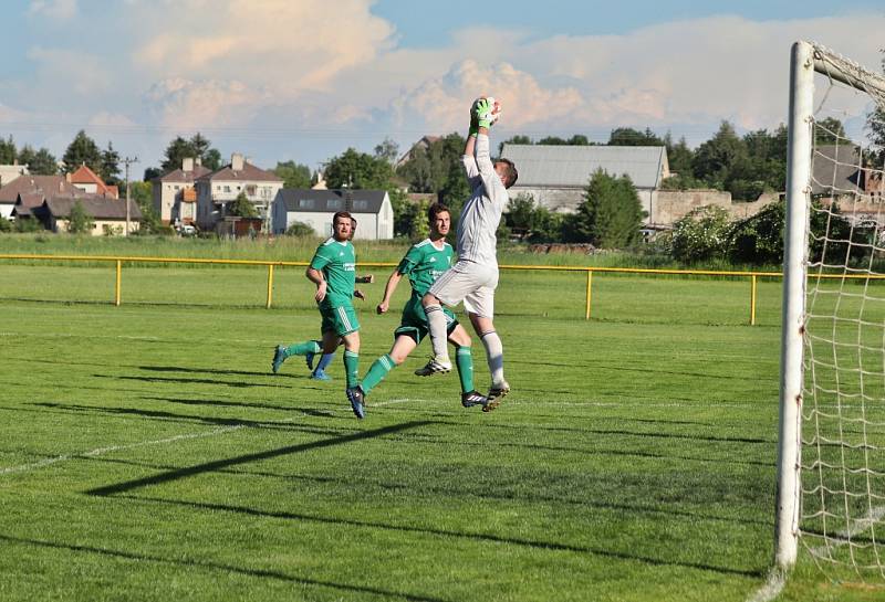 Z fotbalového utkání okresního přeboru Přerov nad Labem - Všejany (3:2)