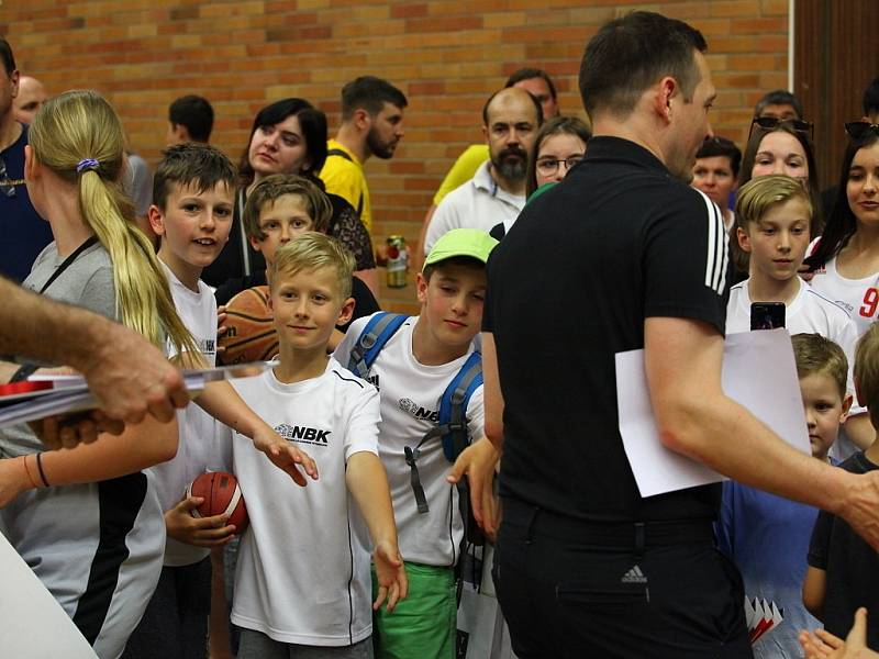 Z basketbalového finálového utkání Nymburk - Opava  (99:72)