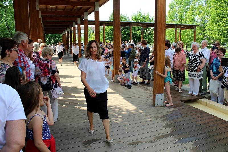 O víkendu v Poděbradech zahájili 110. lázeňskou sezónu snídaní v trávě, koncerty, výstavou a dalšími akcemi.