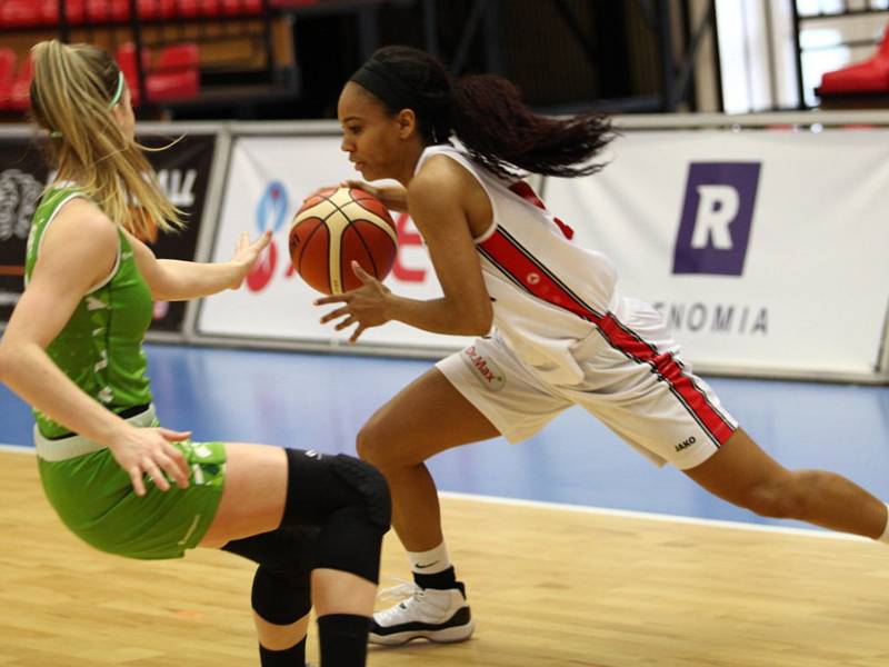 Basketbalistky Nymburka (v bílém) porazily v dalším kole ženské ligy na své palubovce poslední Ostravu o dvacet bodů 88:68.