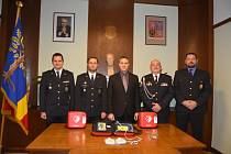 Tři defibrilátory policistům, hasičům a strážníkům v Čelákovicích předal starosta města Josef Pátek.