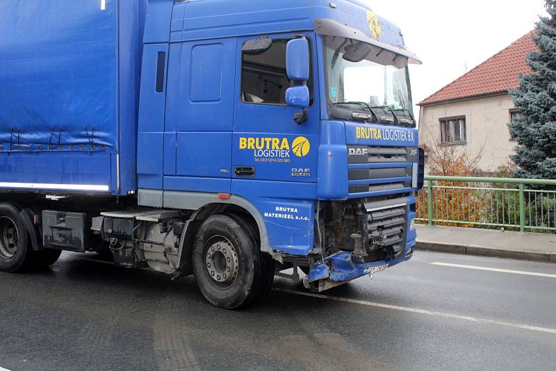 Kamion na nadjezdu v Lysé nad Labem prorazil zábradlí.