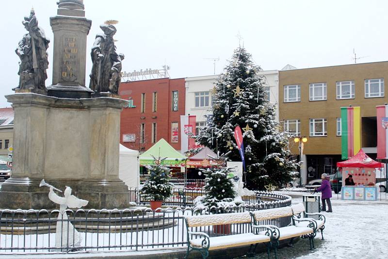 Zasněžené centrum Nymburka ve čtvrtek 7. ledna 2021.