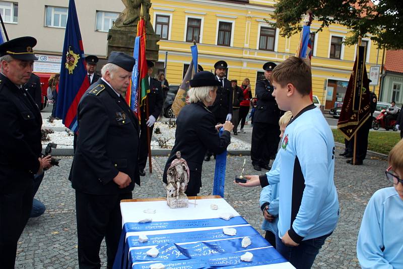 Velká sláva se uskutečnila v sobotu odpoledne na hlavním náměstí v Sadské. Ve zdejší opravené budově bylo otevřeno první důstojné hasičské muzeum v rámci širokého regionu.