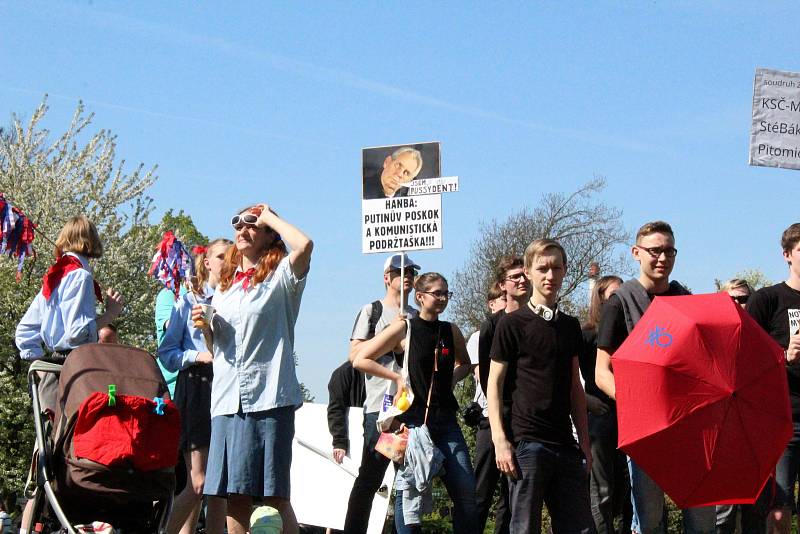 Protesty v Nymburce při jednání sjezdu komunistů a maškarní průvod.