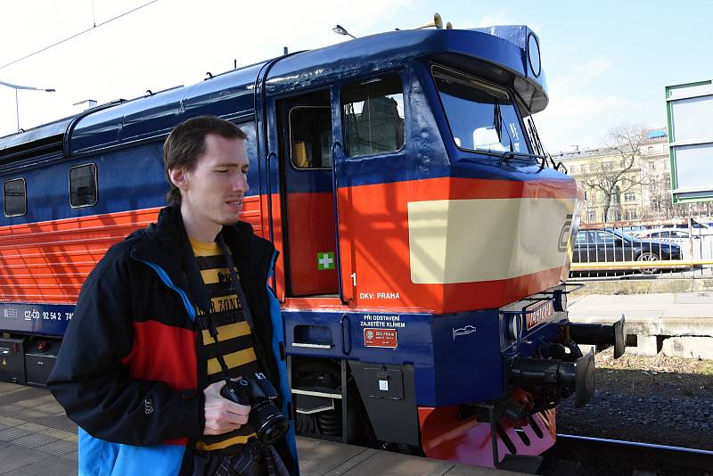 Novinky na železnici v nové turistické sezoně představili na pražském hlavním nádraží zástupci Českých drah, Středočeského kraje a Prahy. Jedním z hitů letošního roku se má stát větší využívání pamětnických dieselů zvaných bardotka.