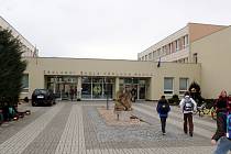 V úterý 14. března ráno před vyučováním jsme sledovali situaci před Základní školou Václava Havla.